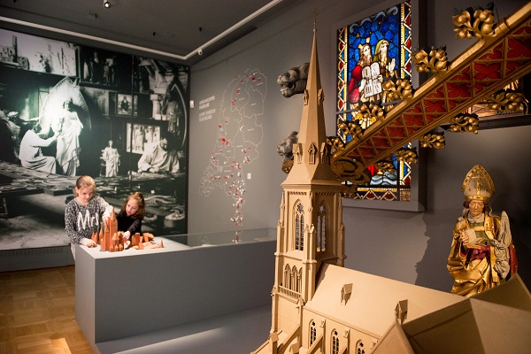 2 meiden bouwen hun eigen interactieve kerk in het Cuypershuis in Roermond