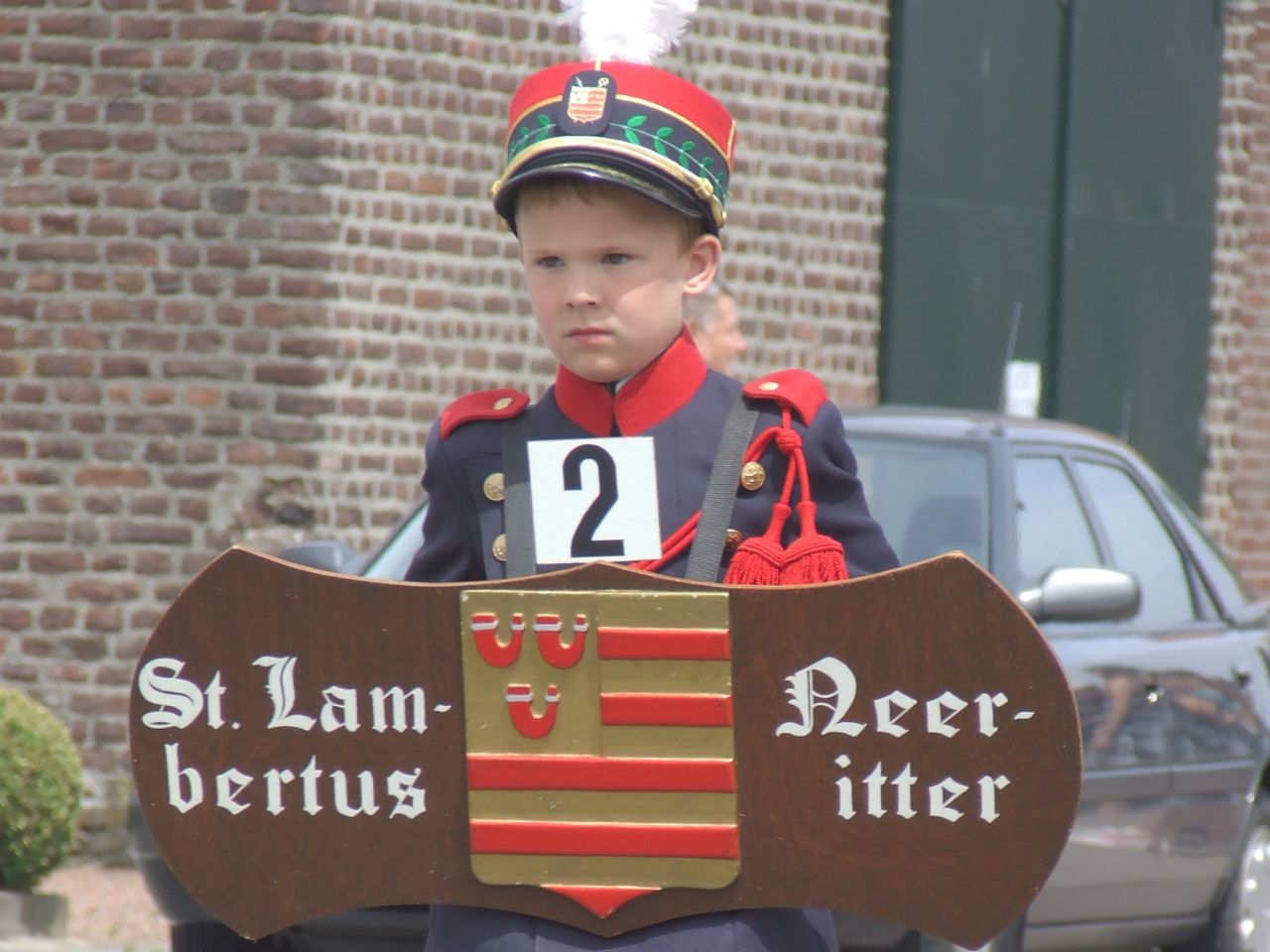 Oud Limburgs schuttersfeest kleine jongen als drager.