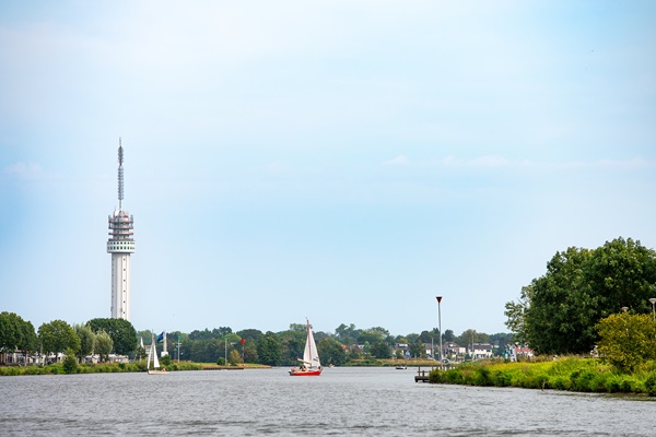 Segelboot auf den Maas-Seen mit dem Roermonder Fernsehturm im Hintergrund