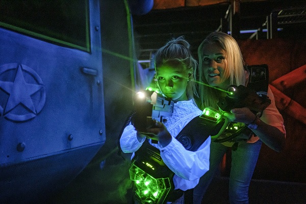 Moeder en dochter lasergamen bij het FEC in Sevenum tijdens de herfstvakantie 2023