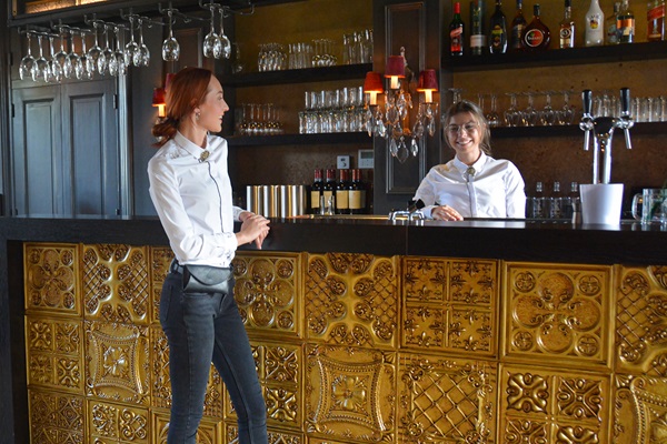 Waiter waits for bartender's order at 't Zusje in Weert