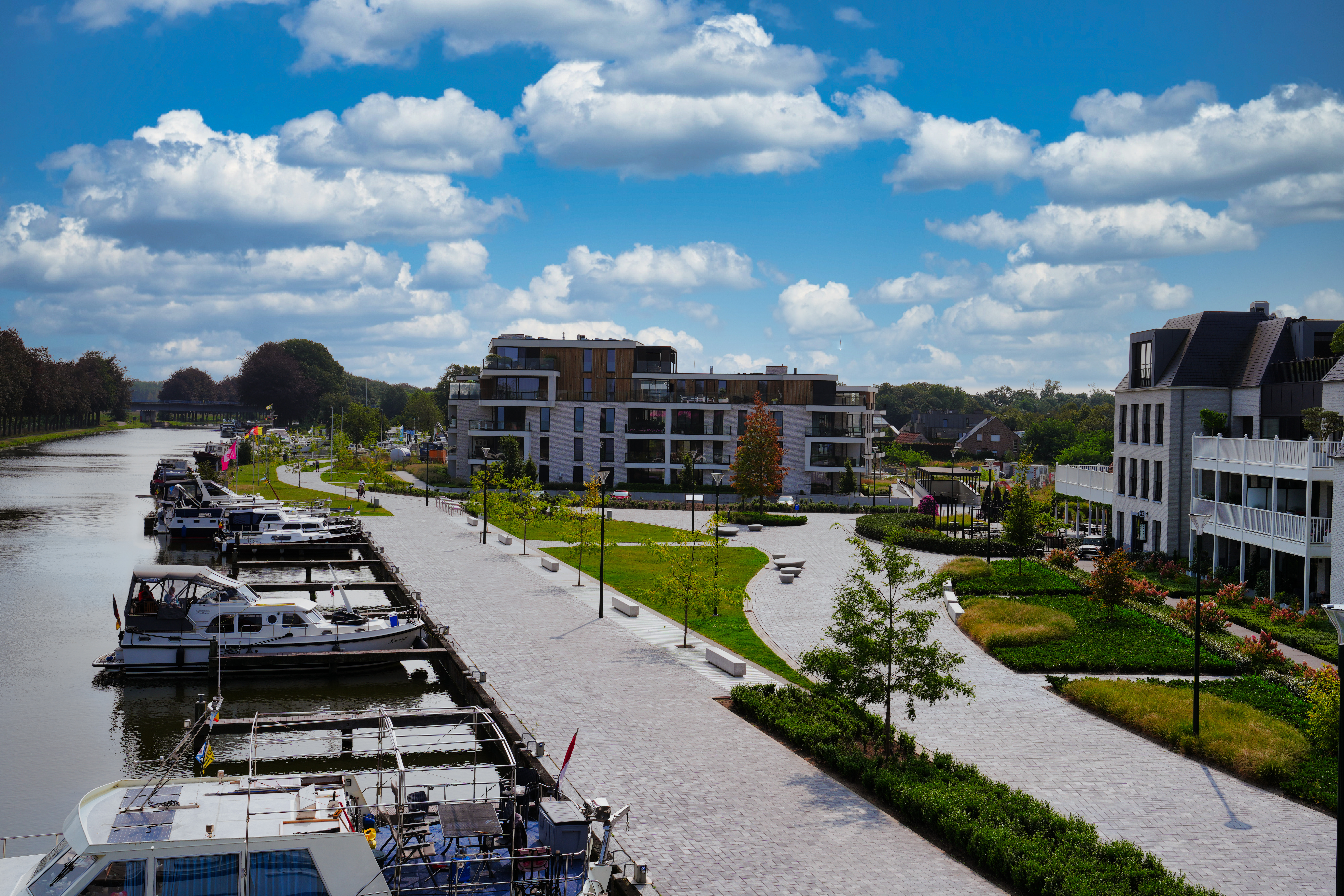 Boten liggen aangemeerd 