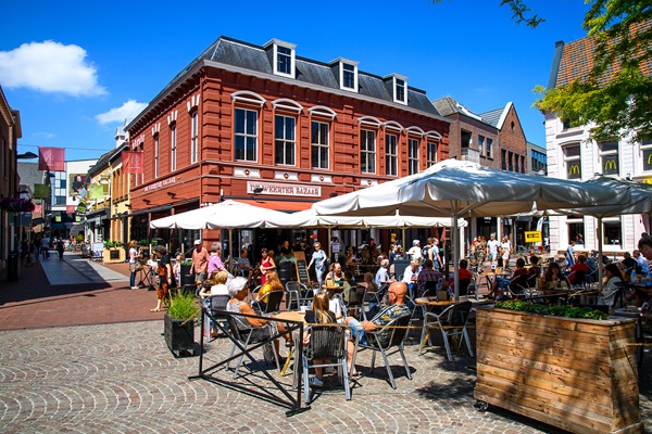 Volle Terrasse beidem Bazaar in Weert