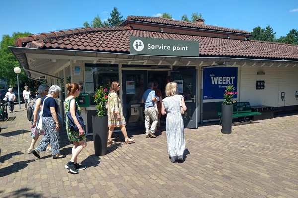 Mensen staan voor de receptie van Vakantiepark Weerterbergen waar het VVV-inspiratiepunt is gevestigd