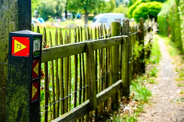 Wegwijzerpaal met wandelroute in Leudal erop