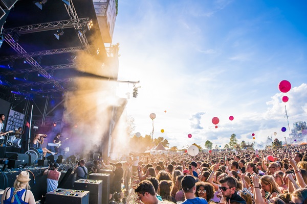 Publiek gaat uit zijn dak bij een van de optredens op het Solar Festival in Roermond