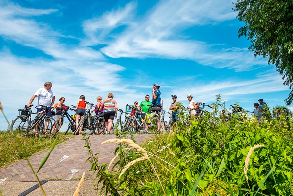 Een van de zes handige fietstips is om goed voorbereid op pad te gaan. Niet zoals deze fietsers die afgestapt zijn en aan het kijken waar ze naartoe moeten gaan.