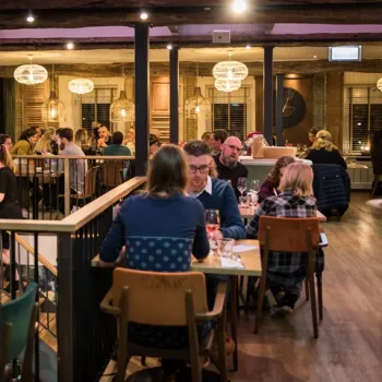 Gezellige sfeer in Restaurant Diverso in Nederweert, waar gasten genieten van een lunch of diner in een warm, stijlvol interieur met mediterrane invloeden.