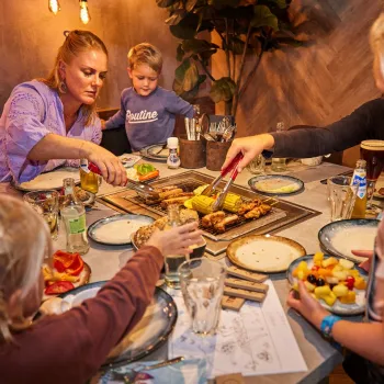 Gezin aan tafel bij Restaurant Grillo, samen aan het gourmetten in gezellige sfeer.